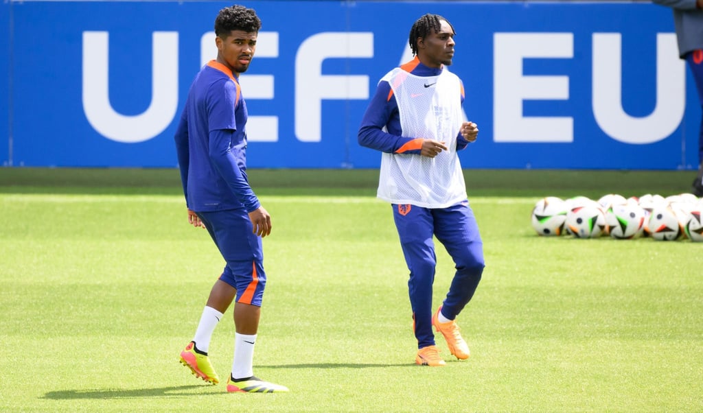 BVB-Profi Ian Maatsen (l) beim Training der niederländischen Fußball-Nationalmannschaft.