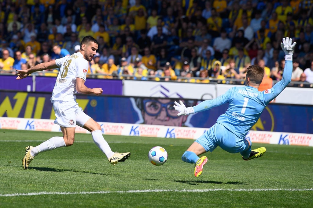 Wiesbadens Ivan Prtajin spielt gegen Braunschweigs Torwart Ron-Thorben Hoffmann.