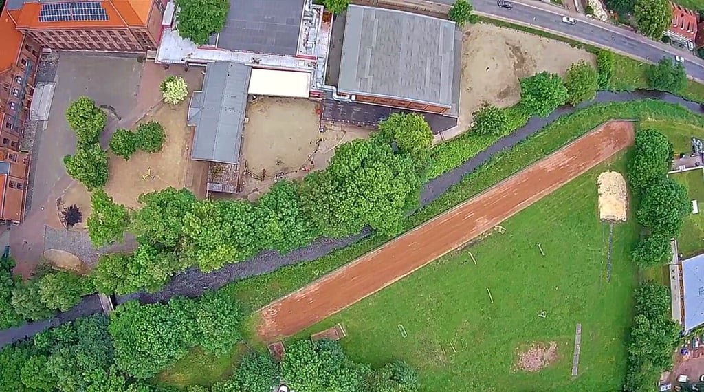 Auf dem nicht nutzbaren Sportplatz der Schule, unten im Bild, gäbe es ausreichend Platz, um eine neue Reithalle samt Stallungen für den Pferdesport- und Zuchtverein der Gröpertorschule entstehen zu lassen.
