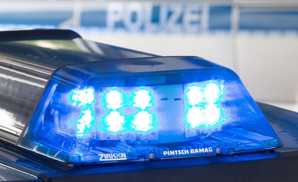 ARCHIV - Eine Blaulicht leuchtet auf dem Dach eines Polizeiwagens.