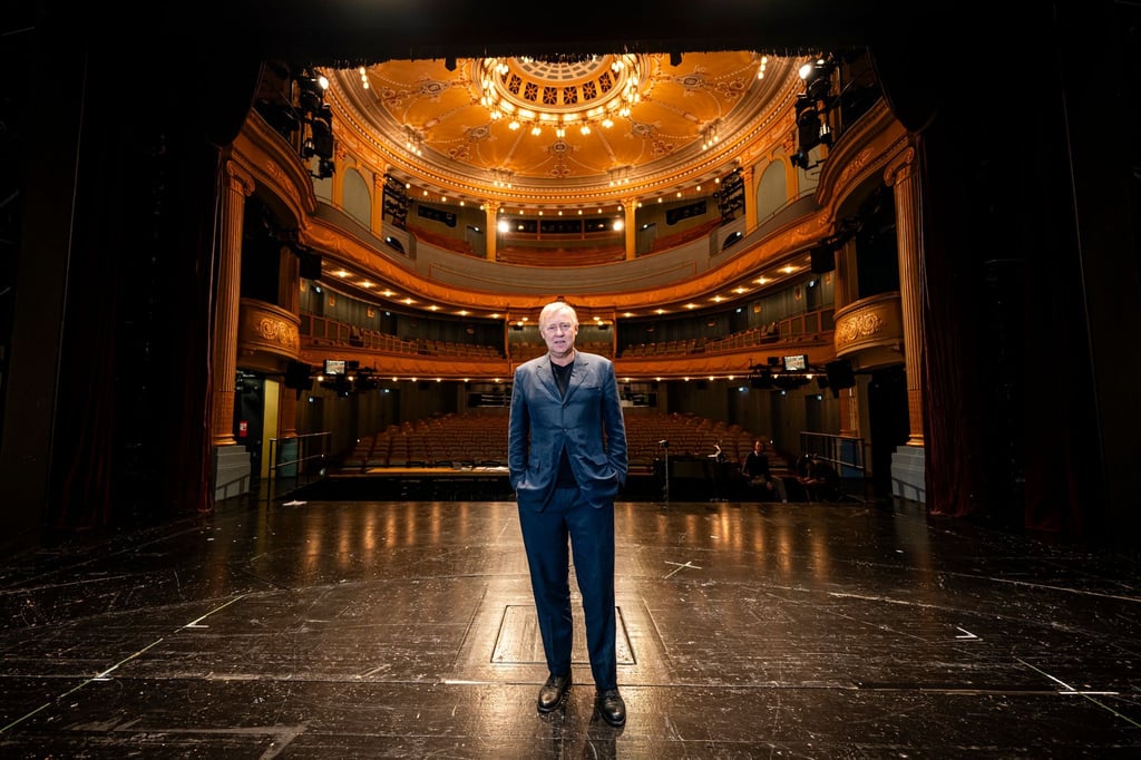 Der Intendant am Staatstheater Meiningen, Jens Neundorff von Enzberg, steht am Rande einer Probe für das Stück "Una Cosa Rara" auf der Bühne des Staatstheaters.
