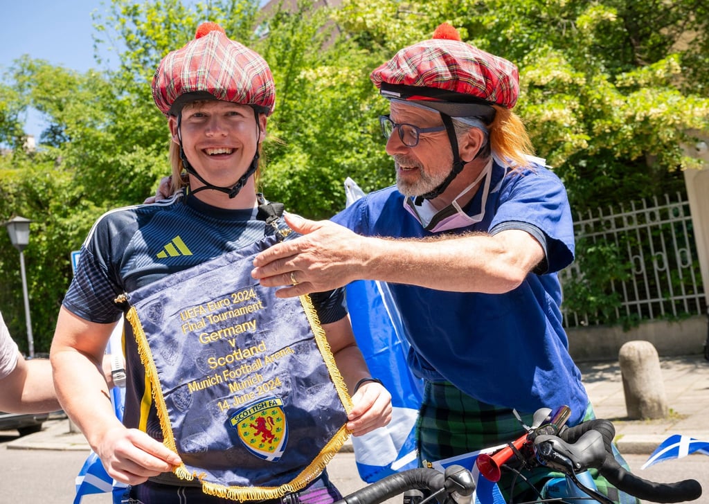 Der 19-jährige Ethan Walker (l) legte auf seinem Weg von Glasgow nach München rund 1200 Kilometer auf dem Fahrrad zurück.