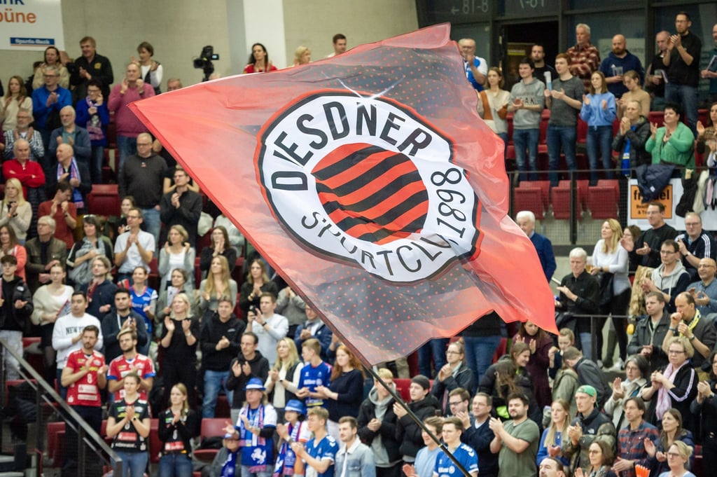 Fans mit Fahne des Dresdner SC.