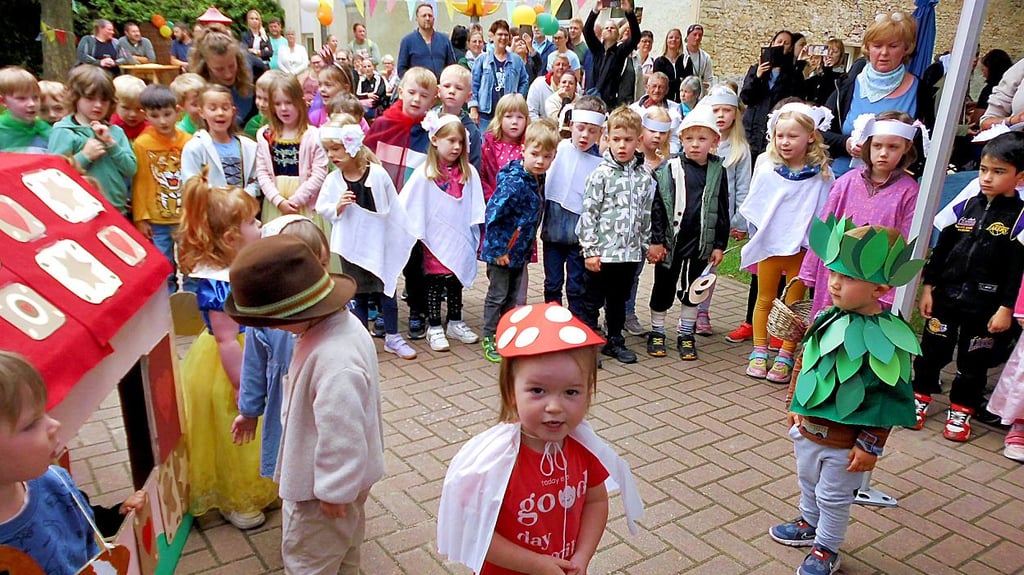 Jedes der Kinder in der Kindertagesstätte „Bördespatzen“ hatte beim Familienfest eine Rolle samt Verkleidung übernommen.