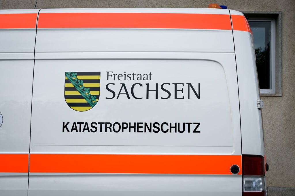 Ein Fahrzeug des Katastrophenschutzes im Freistaat Sachsen steht bereit.