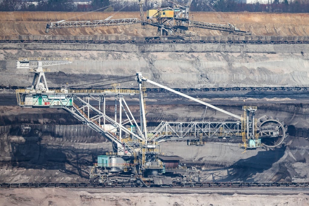 Ein Schaufelradbagger (vorn) und ein Absetzer stehen im Kohleflöz im Tagebau Vereinigtes Schleenhain.