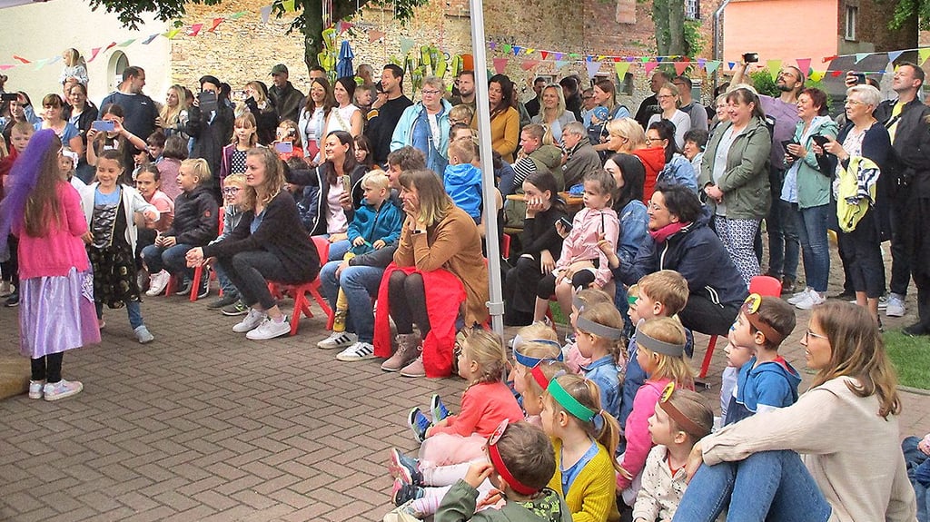 Gebannt verfolgten die Gäste die Aufführungen der Märchen beim Familienfest auf dem Gelände der Kindertagesstätte „Bördespatzen“ in Altenweddingen.
