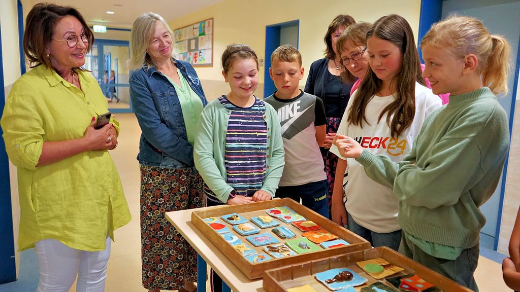 Kinder der Gutenberg-Grundschule haben Ideen fürs Krankenhausgelände entwickelt. Die gefallen Schulleiterin Doreen Haensch und Bürgermeisterin Marlies Cassuhn.