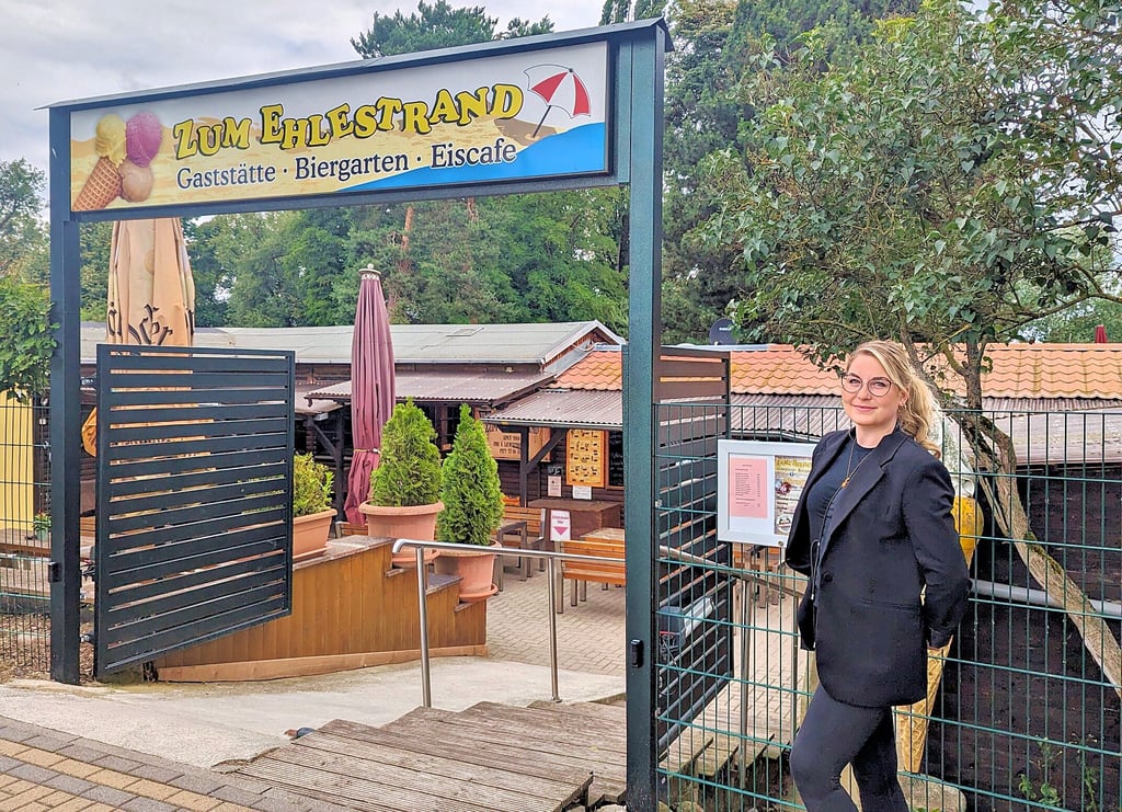 "Ehlert zum Ehlestrand" heißt es jetzt in Biederitz. Laura Ehlert hat die Kultgaststätte unweit der Ehle übernommen. Vorbesitzer Stefan Lichtenberg war im Sommer 2023 verstorben.