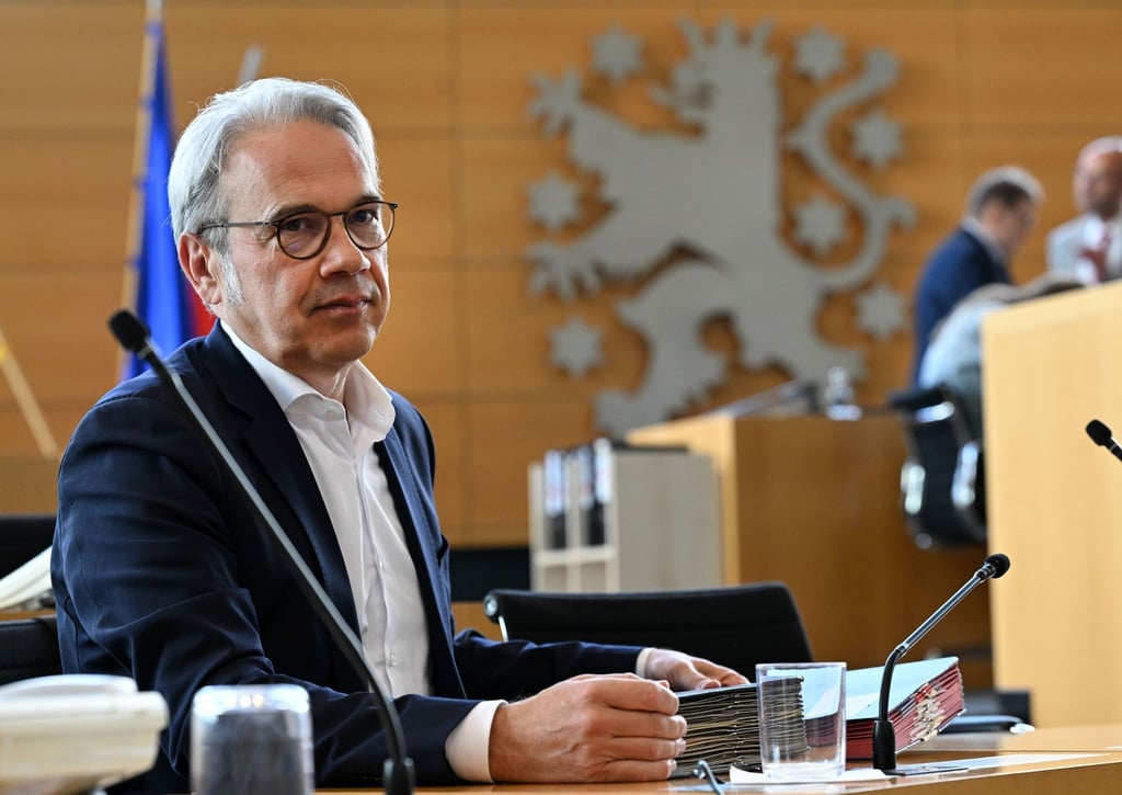 Georg Maier (SPD), Innenminister von Thüringen, sitzt im Plenarsaal zu Beginn der Sitzung des Thüringer Landtags.
