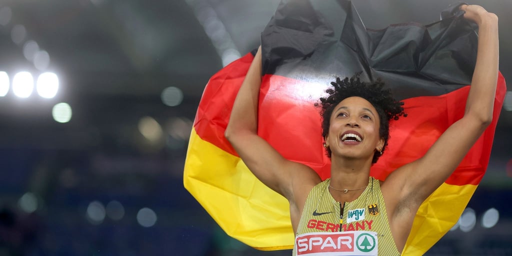 Malaika Mihambo jubelt nach ihrem EM-Sieg im Weitsprung.