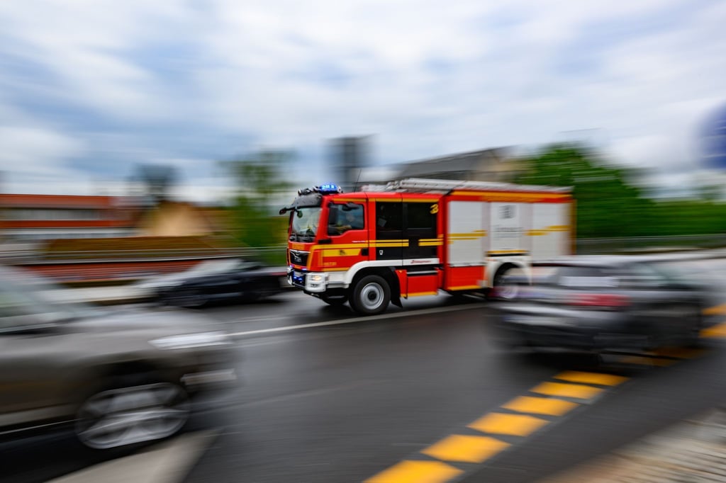 Eine Feuerwehrfahrzeug fährt mit Blaulicht zu einem Einsatz.