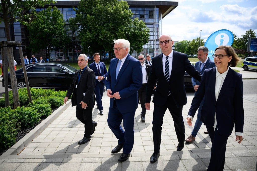 Bundespräsident Frank-Walter Steinmeier (2.v.l.) wird zusammen mit Nikola Eterovic (l) und Dietmar Woidke (SPD) am Zentralcampus der Brandenburgischen Technischen Universität Cottbus-Senftenberg begrüßt.