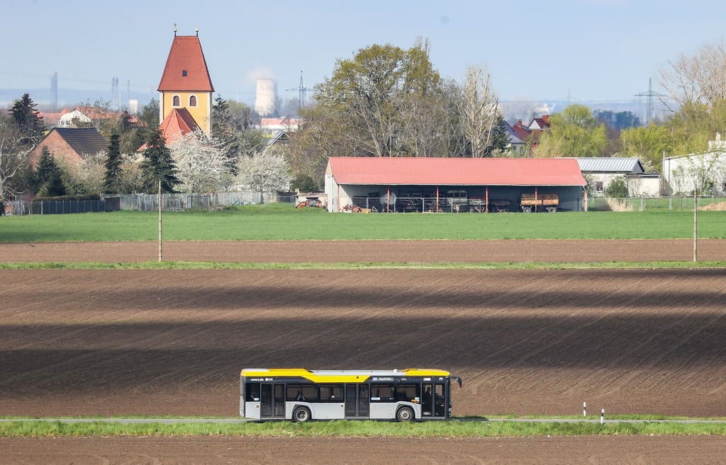 Ein Bus der Linie 130 fährt über eine Landstraße vor den Toren der Stadt. Die Leipziger Verkehrsbetriebe (LVB) betreiben nach eigenen Angaben 47 Buslinien und 13 Straßenbahnlinien in Leipzig und Umland.