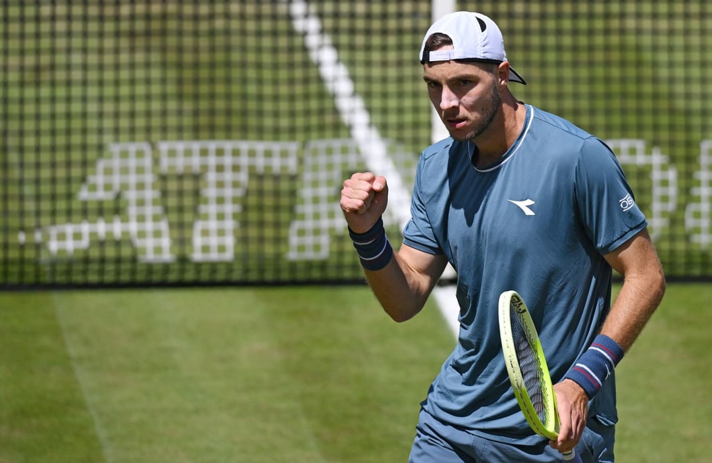 Jan-Lennard Struff ist beim Turnier in Stuttgart ins Viertelfinale eingezogen.