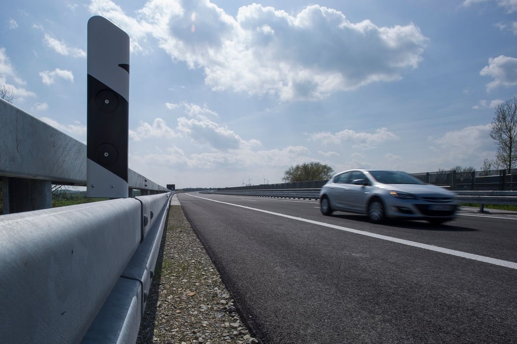 Crash auf der Autobahn: Die Reparaturkosten für eine beschädigte Leitplanke sorgen im Nachgang für Streit vor Gericht.