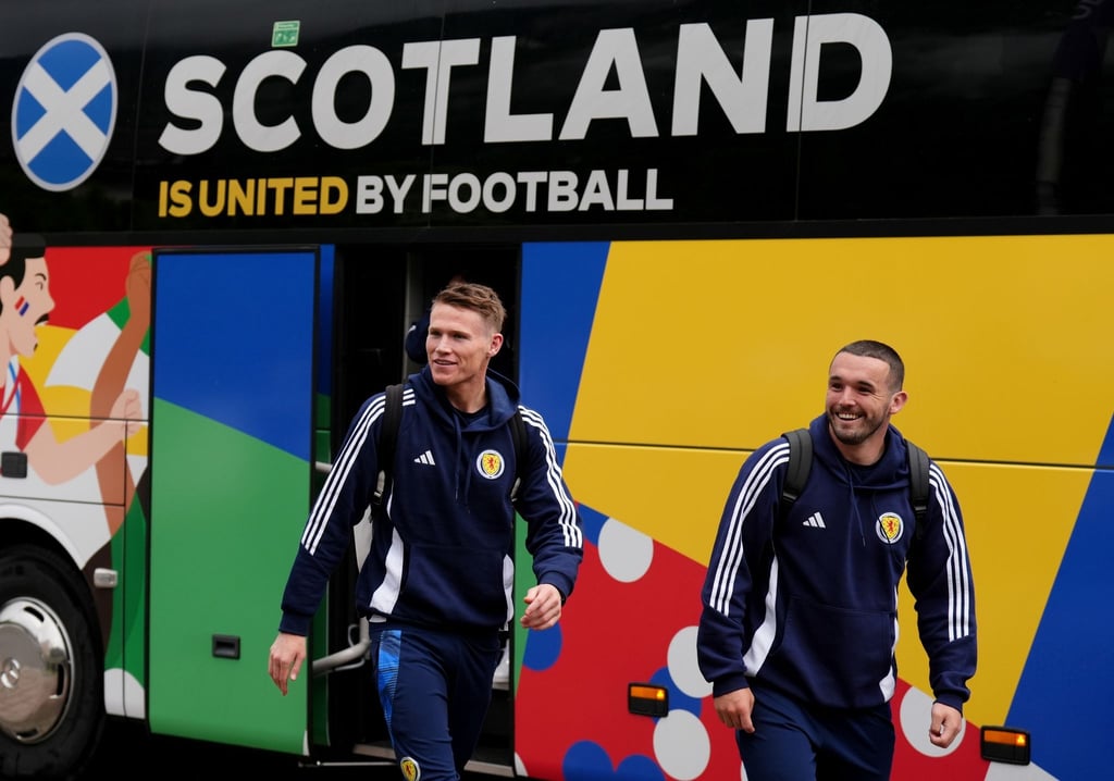 Die Schotten Scott McTominay (l) und John McGinn freuen sich auf das EM-Spiel gegen Deutschland.