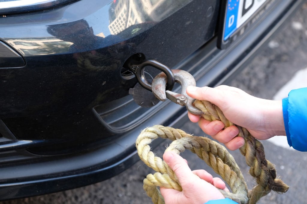 Festmachen: An einem speziellen Haken wird das Abschleppseil am Pannenfahrzeug montiert.