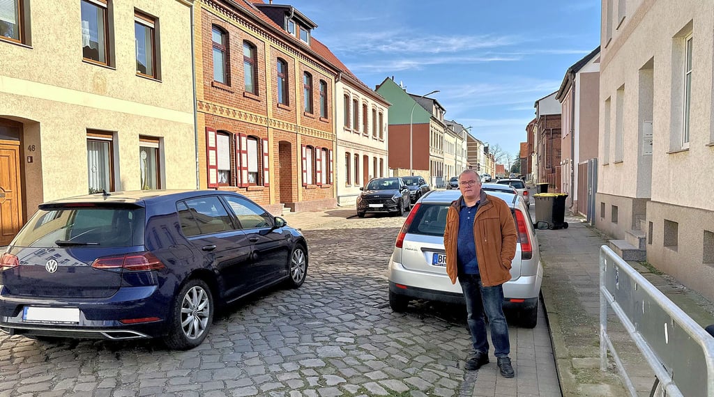 Anwohner Thomas Trebst in Unterm Hagen in Burg. Der enge Straßenabschnitt dient derzeit als Umleitung.