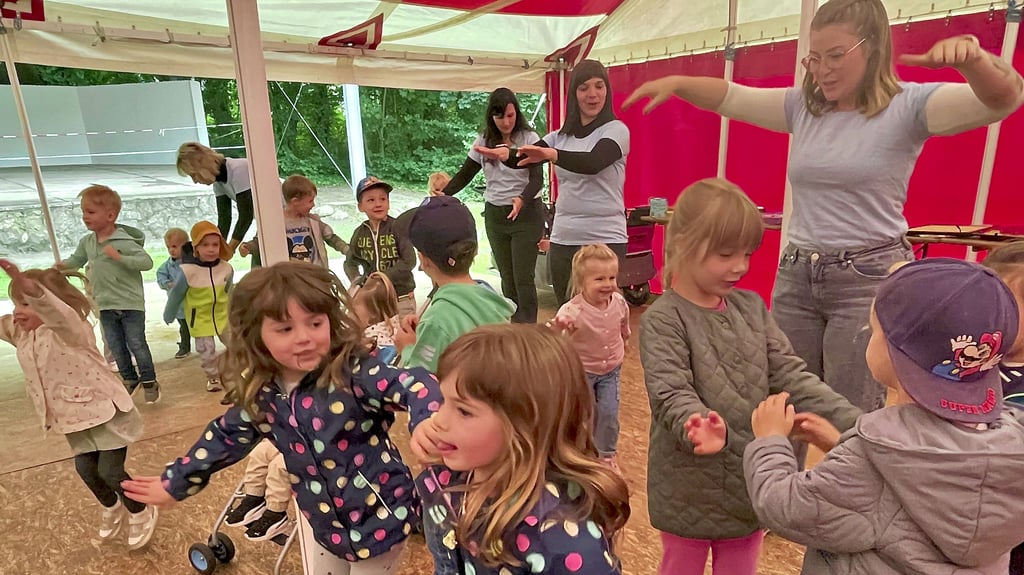 Die Kinder bei ihrem Auftritt.