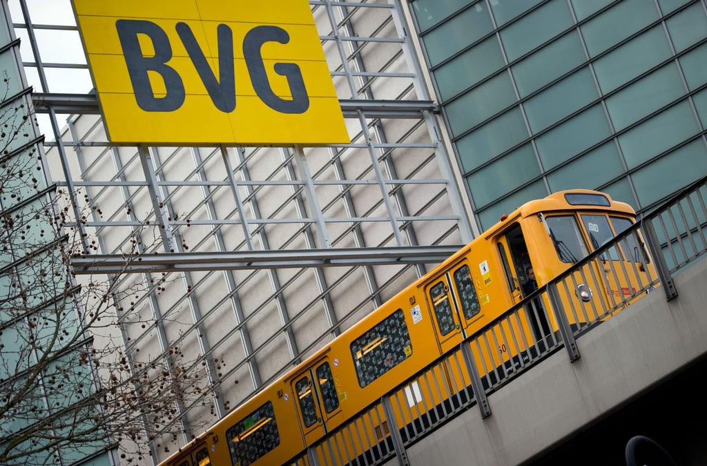 Eine U-Bahn fährt unter einem Schild mit der Aufschrift „BVG“ vorbei.