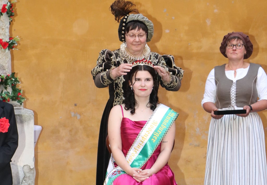 Paula Mikosch wird im Hof des Hinterschlosses Annaburg von Kurfürstin Anna (Doris Kuitzsch) zur zweiten Annaburger Rosenprinzessin gekürt.