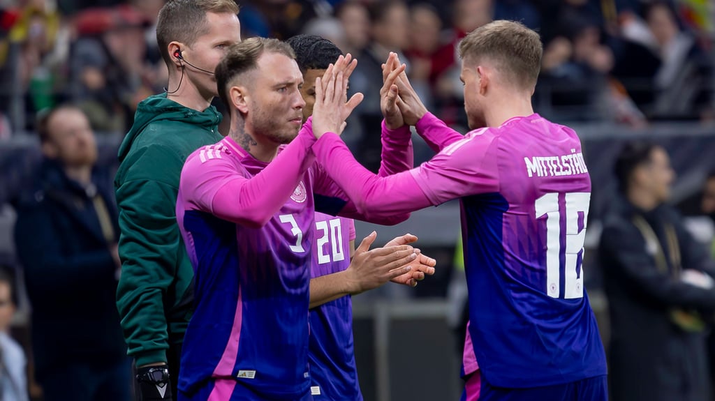 Leipzigs David Raum (l.) oder Stuttgarts Maxi Mittelstädt: Wer beginnt für die DFB-Elf gegen Schottland?