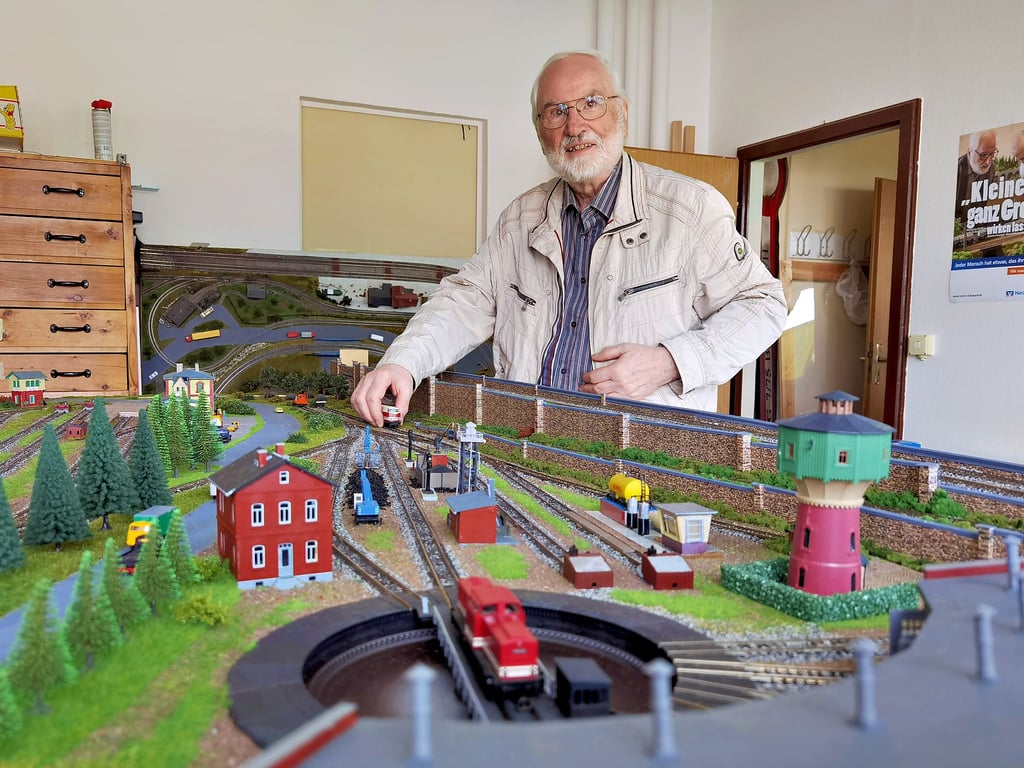 Wolfgang Kießling, Vereinsvorsitzender des MBC Blankenburg, vor dem neuen Bahnbetriebswerk. Ganz zu sehen gibt es diesen Teil aber erst im Herbst.