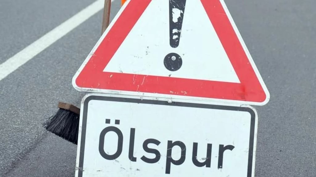 Eine Ölspur hat sich nach einem Lkw-Unfall auf der A14 bei Calbe auf die Fahrbahn gelegt.