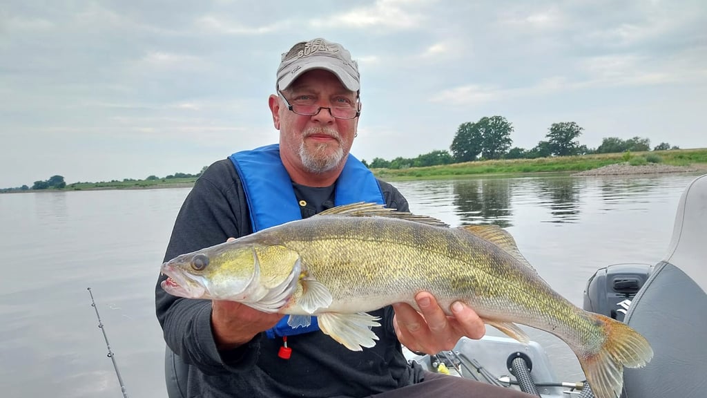 Matthias List ist passionierter Angler. Diesen Zander hat er während einer seiner Touren gefangen. An seinem Hobby lässt er auch andere teilhaben.