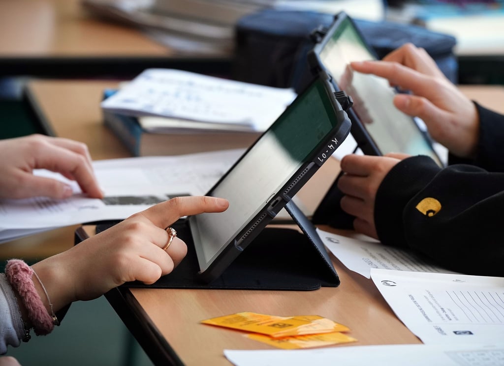 Zwei Schüler arbeiten an einem Tablet.