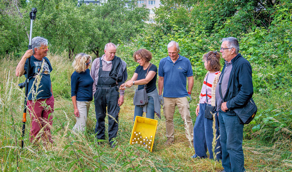 Auf der Streuobstwiese in den Moritzwiesen im Gespräch: Initiator Ralph Steinmeyer (v.l.), Vereinsvorsitzende Susanne Heinisch, die Helfer Frank Schirling, Friderike Harder, Claus-Peter Pietras und Annett Kretschmer sowie Anwohner Lothar Peukert.