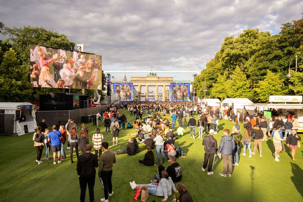 Zahlreiche Menschen haben sich in der Fanzone versammelt.
