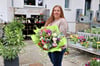 Floristin Emily Pätzold bietet ihre Blumen- und Pflanzenkrationen vor ihrem Haus in Werschen per Selbstbedienung an.