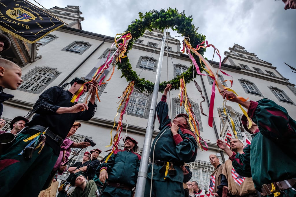 Beim Stadtfest Luthers Hochzeit wird traditionell der Kranz hochgezogen.