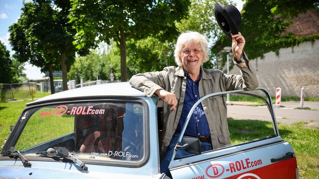 Der als „Drehorgel-Rolf“ oder „D-Rolf" bekannt gewordene Rolf Becker grüßt aus einem seiner Trabis.