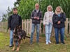 Der junge Richard (links) und seine Familie sind in der Not eingesprungen und haben Schäferhund Orkan  aufgenommen. Die Freunde Sandro Nehls, Simone Lux und Antje Heitmann kümmerten sich nach dem Tod des Herrchens um das Tier.