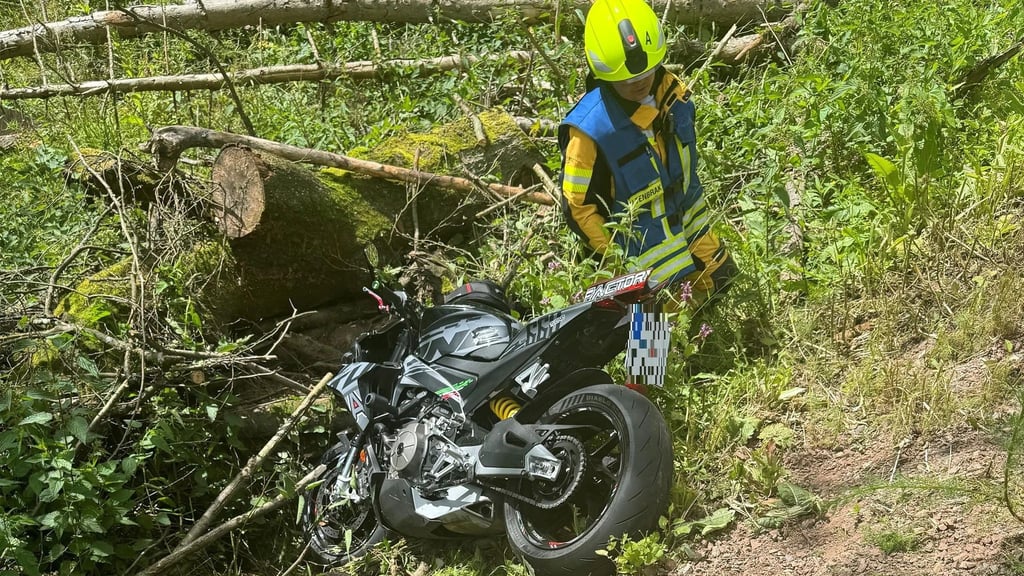 Bei einem Unfall auf der L93 bei Thale ist ein Motorradfahrer schwer verletzt worden.