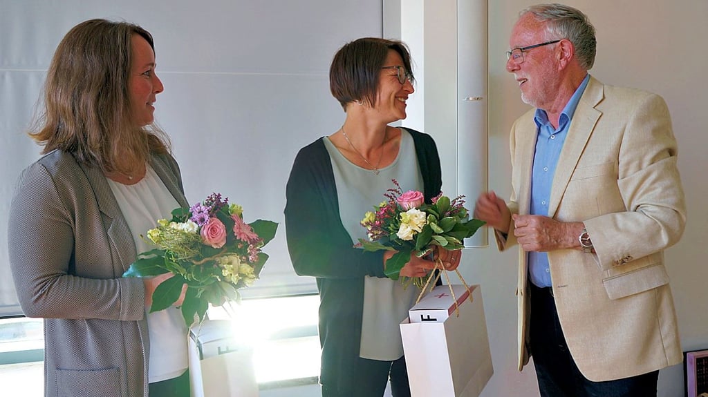 Blumen von Heinz Maspfuhl (v.r.) für Manja Bertelmann und Manja Hellmund. Sie arbeiten im Rathaus im Büro des Stadtrates.