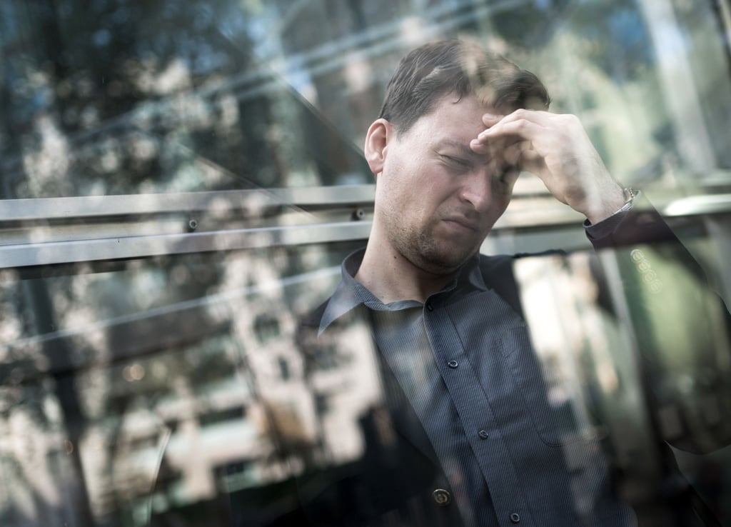 Ein Zuviel an psychischer Belastung erkennt man an verschiedenen Warnsignalen, darunter Schlafstörungen, Konzentrationsproblemen oder Muskelverspannungen.