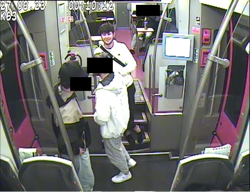 Dieser junge Mann soll einen anderen jungen Mann am Bahnhof in Sangerhausen bedroht und bestohlen haben.