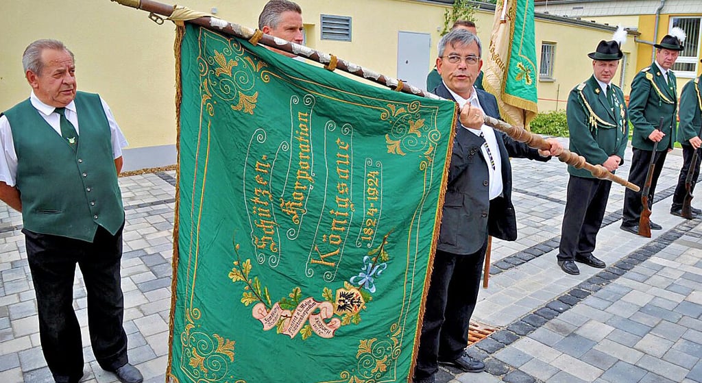 Rainer Ripala überreicht 2009 der Schützenkorporation Neu Königsaue ihre alte Vereinsfahne, die lange Zeit im Museum lagerte.