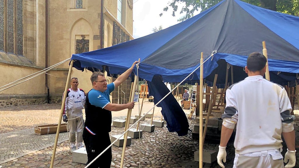 René Peper beim Zeltaufbau auf dem Kirchplatz