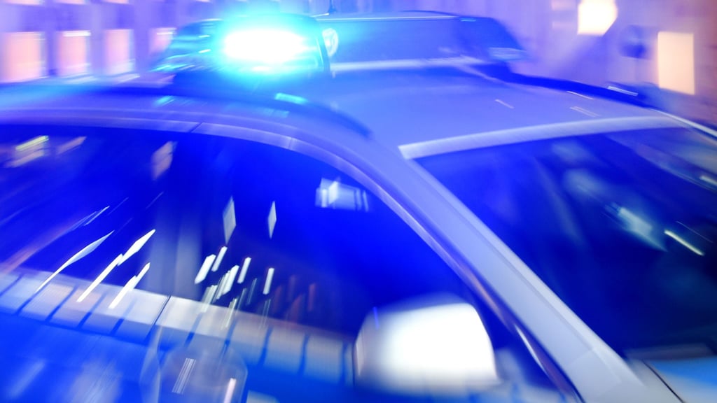 Die Polizei Mansfeld-Südharz sucht mit einem Foto nach einem Mann, der im August 2023 einen anderen Mann im Bahnhof Sangerhausen bedroht und bestohlen haben soll.