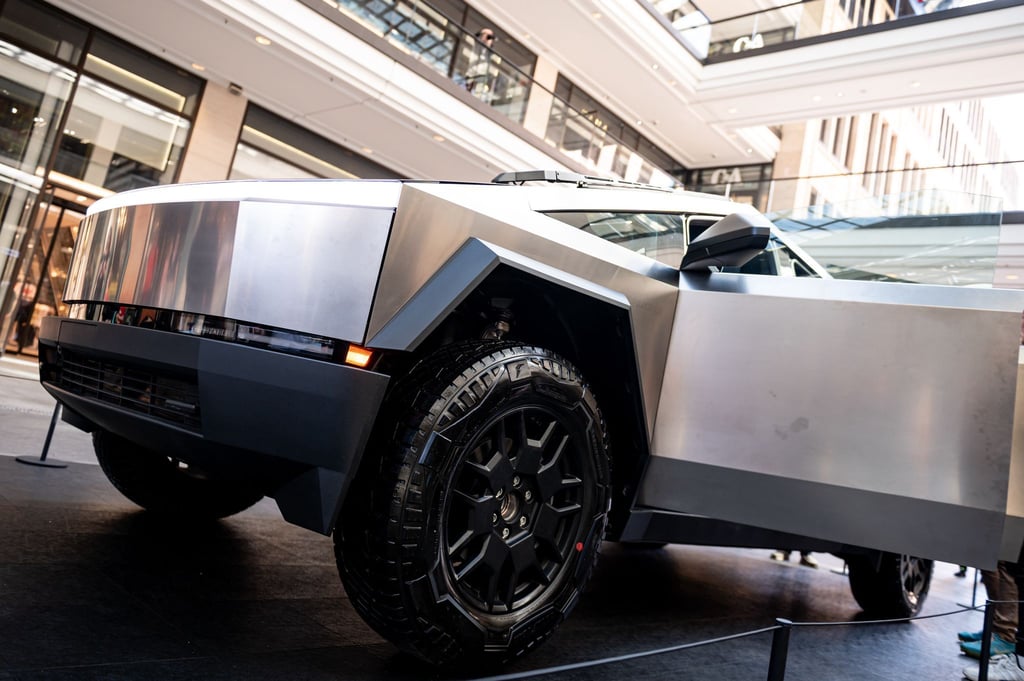 Nach jahrelanger Verzögerung hatte Tesla Ende 2023 mit der Auslieferung des Pick-ups mit markanter Edelstahl-Karosserie begonnen.
