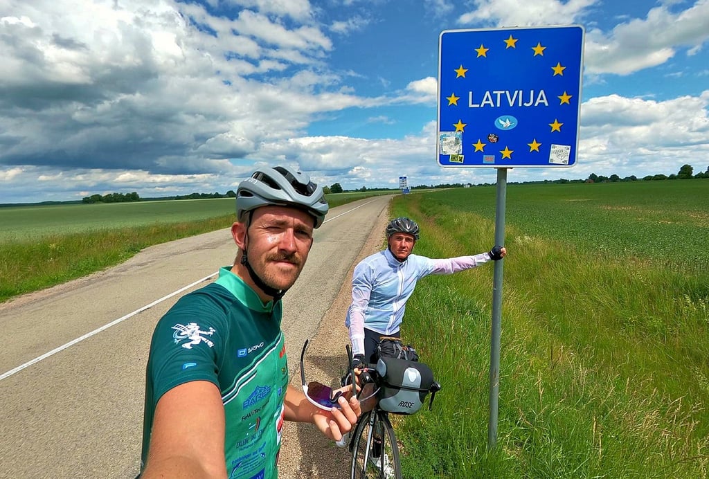 Auf ihrem Weg zum Nordkap haben Philipp Riesche (li.) und Andy Hirt Lettland ereicht.