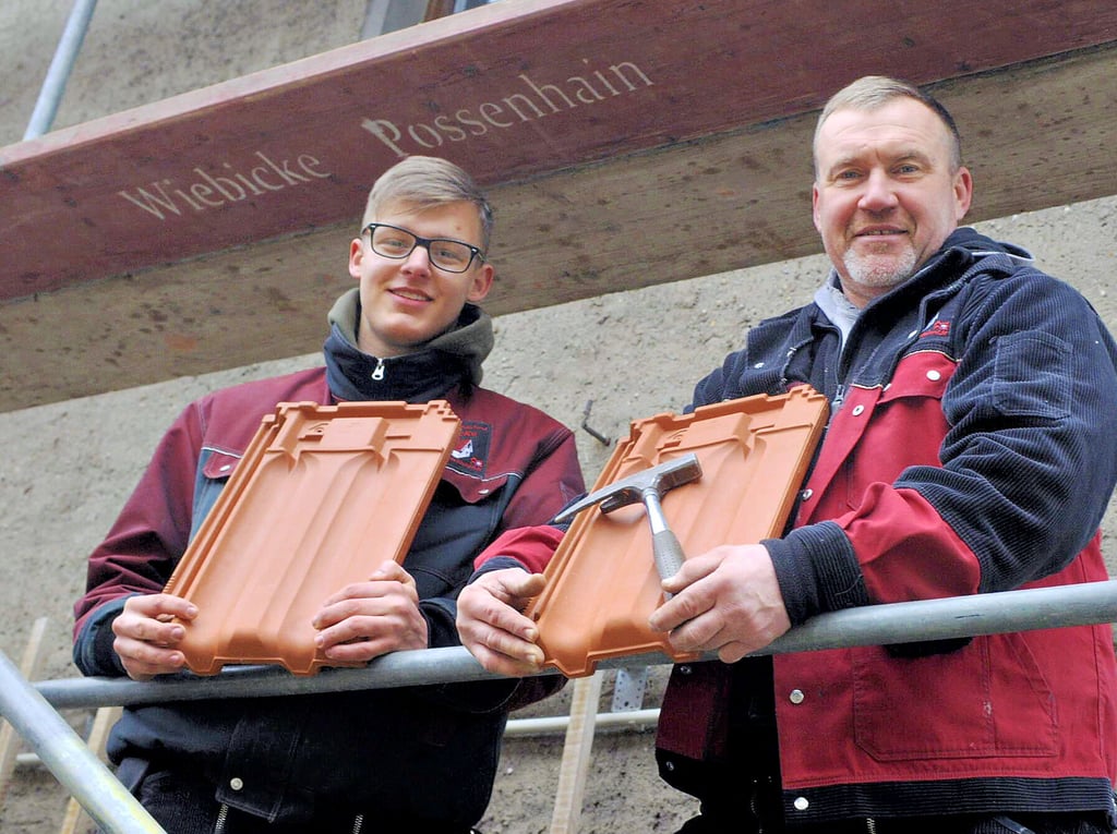 Azubi Leon Schwabe (l.) und der „Firmenälteste“ Mirko Kirchhof stehen an einem Einsatzort auf dem Gerüst.