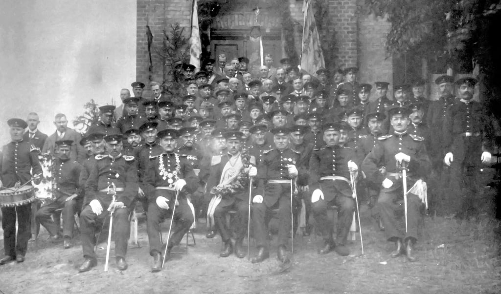 Als der Königsauer Schützenverein 1924 sein 100-jähriges Bestehen feierte, stellten sich diese 85 Herren zum Vereinsfoto auf.