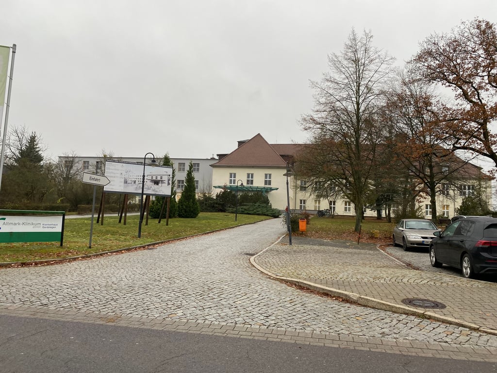 Am Altmark-Klinikum Gardelegen setzt man auf moderne Telemedizin. Ein Patient klagt über ein fehlendes persönliches Gespräch mit einem Arzt.