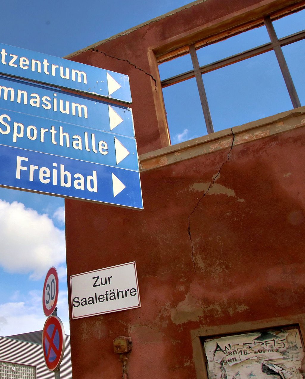 Jetzt beginnt der Abriss der ehemaligen Diesterwegschule in Calbe. Hier soll anschließend ein Bürgerpark entstehen.